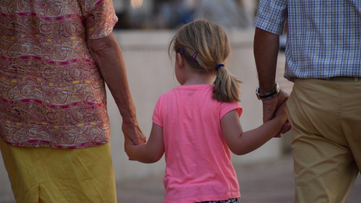 Bani de la stat pentru bunicii sau rudele care cresc copiii cu părinți plecați peste hotare