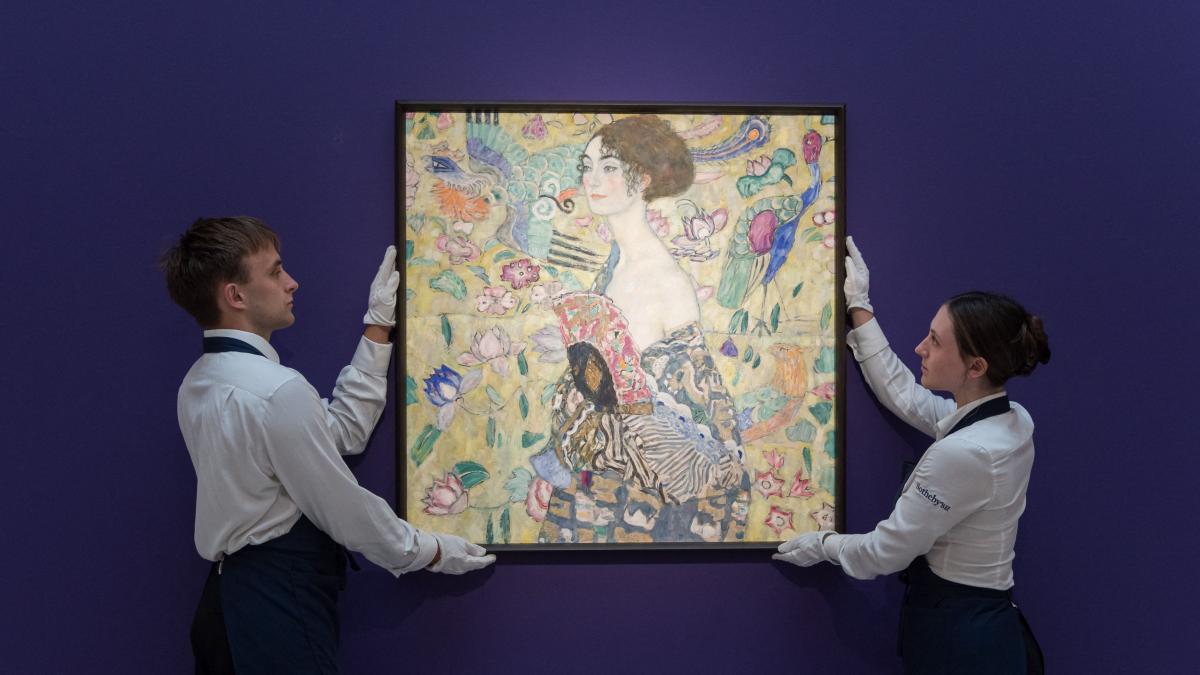 Senzuala Doamnă cu Evantai a lui Klimt, cea mai valoroasă operă de artă vândută vreodată la o licitație în Europa