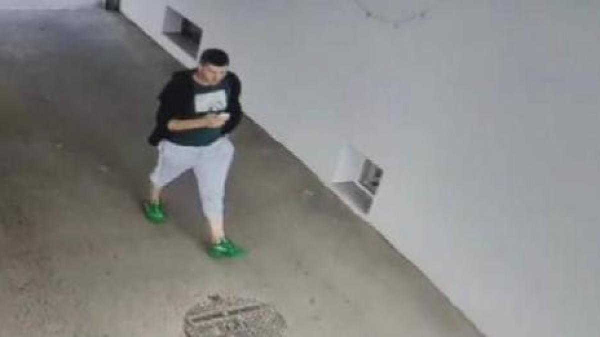El este principalul suspect în uciderea bunicilor din Timișoara. Imaginea a fost surprinsă la peste 20 de ore de la asasinat.