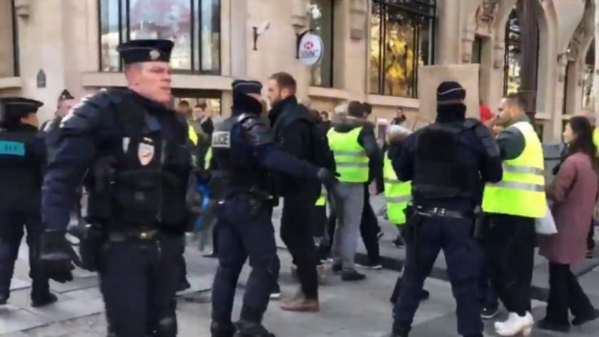 Revoltă în Franța. Patru persoane rănite după ce o clădire a luat foc