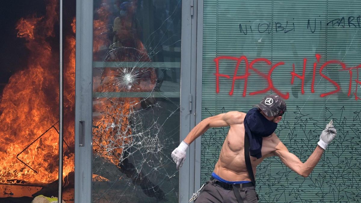Șoc și groază! Locuința unui primar din suburbia Parisului, atacată și incendiată de protestatari