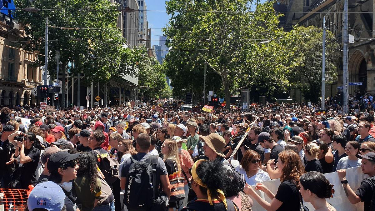 Mii de oameni se adună în toată Australia pentru a susține reforma indigenă