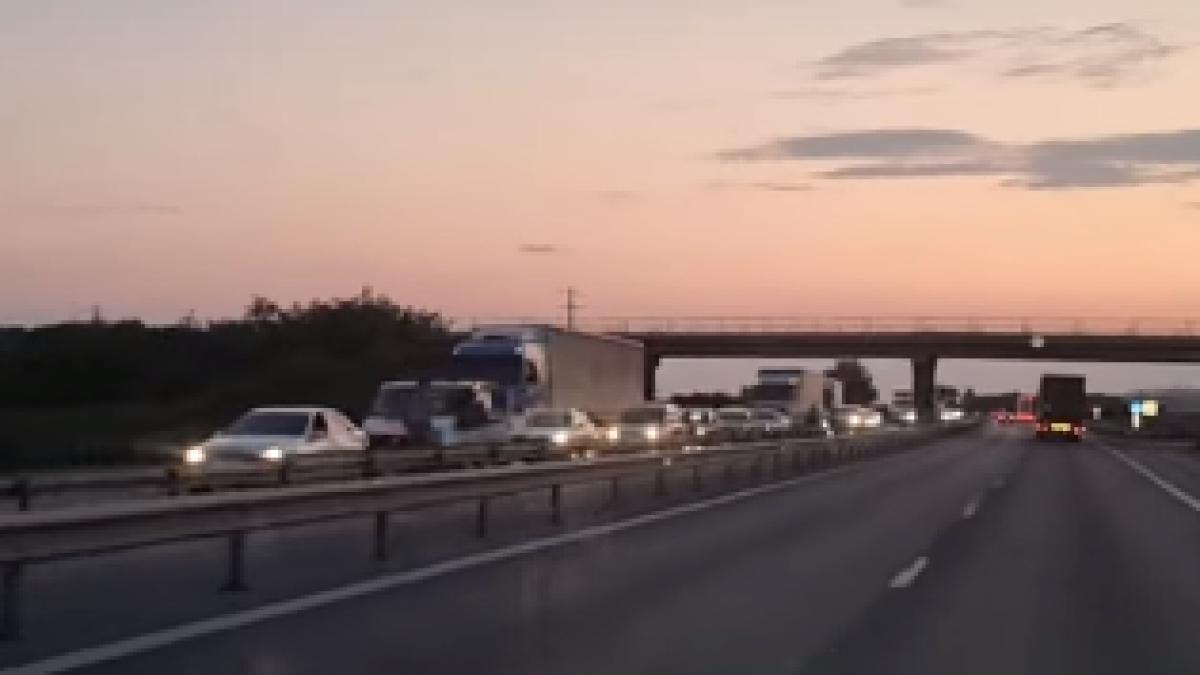 O motocicletă s-a răsturnat pe Autostrada A1 București - Pitești. Traficul este oprit 