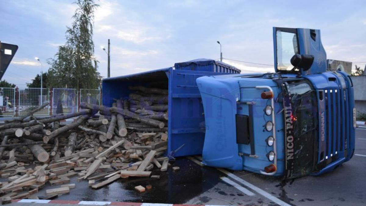 Trafic blocat pe DN 2, la ieșirea din Focșani: Un camion cu lemne s-a răsturnat