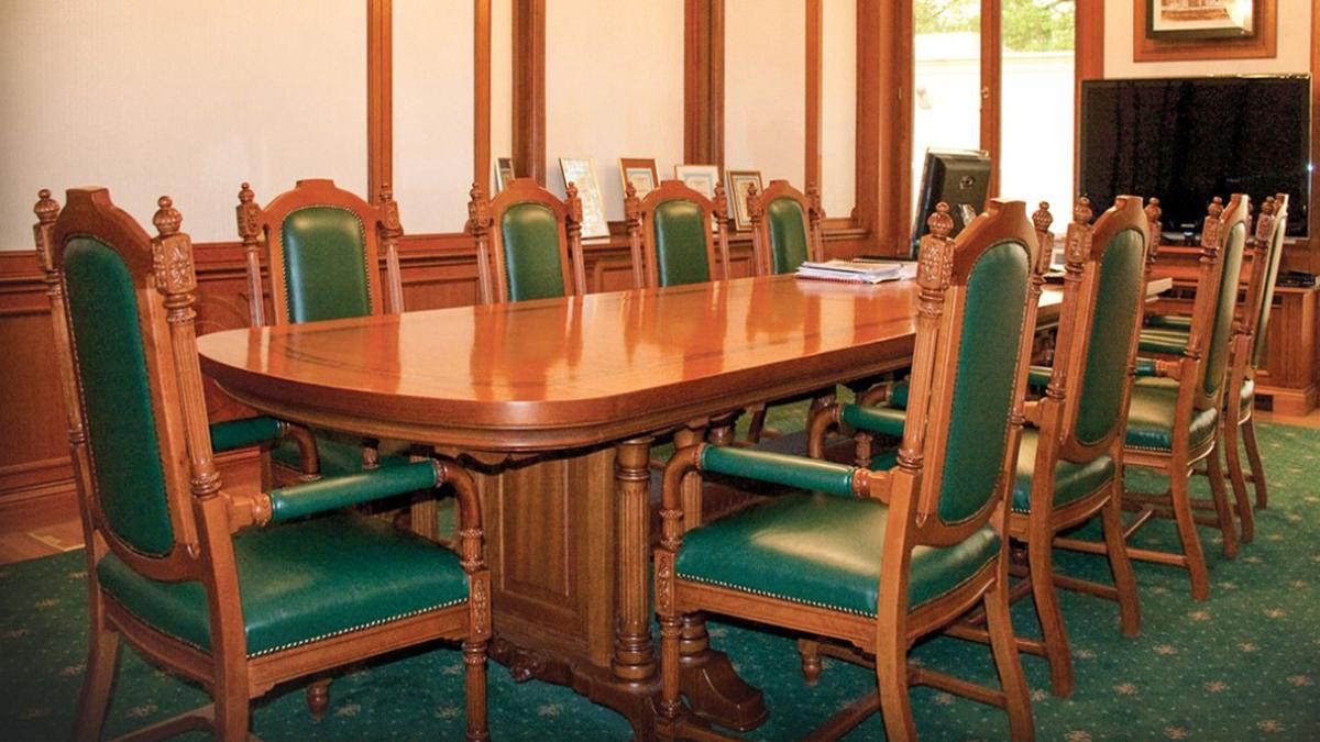 Iohannis își bate joc cu stil de „Ordonanța austerității”: și-a cumpărat 60 de jilțuri