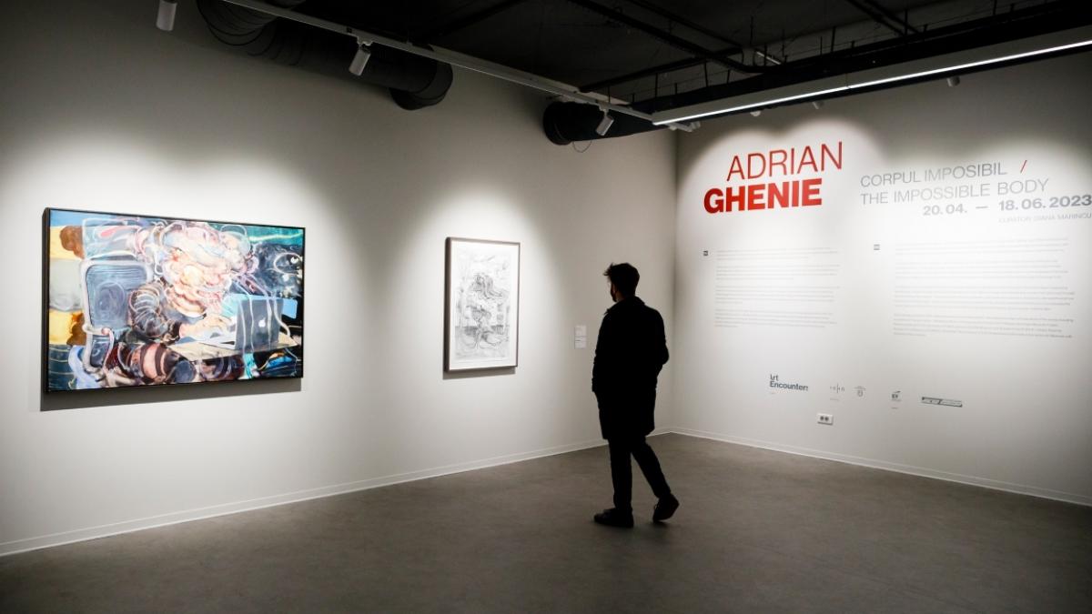 Finisajul expoziției „Adrian Ghenie: Corpul imposibil” are loc în weekend-ul 7–9 iulie Publicul este așteptat cu un program prelungit până la ora 20:00 și tururi ghidate