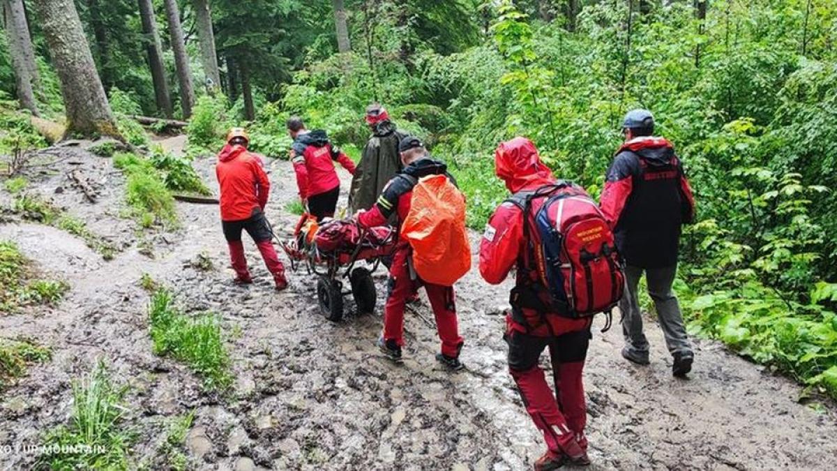 Nouă turiști străini, salvați în Munții Rodnei