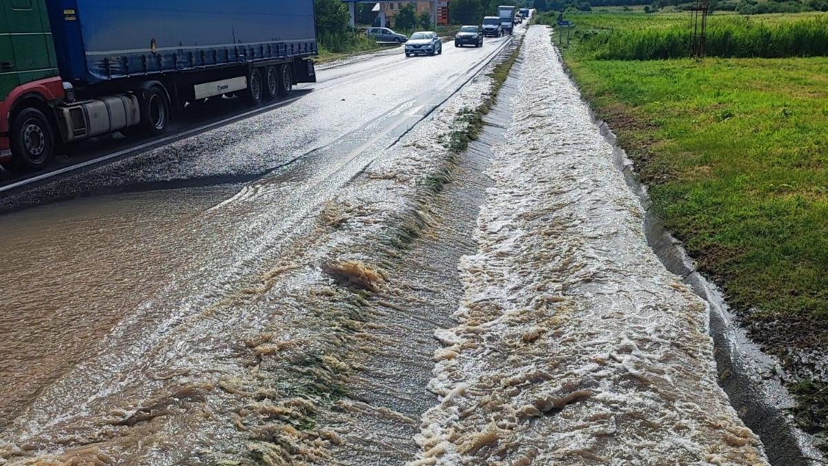 Apă pe carosabil pe DN 1C în județul Cluj: mașinile mici nu pot înainta