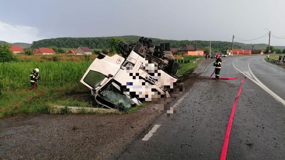 Un camion care transporta lipici s-a răsturnat în județul Mureș