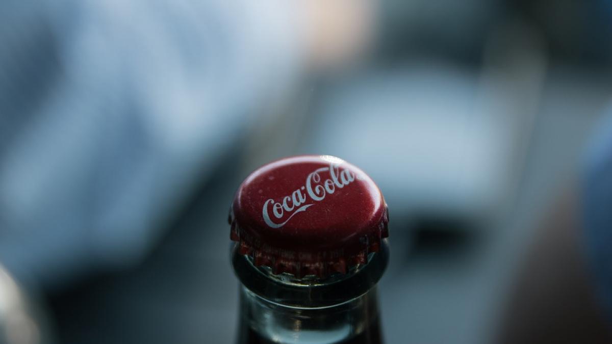 Coca-Cola HBC şi-a îmbunătăţit estimările de profit pentru anul 2023
