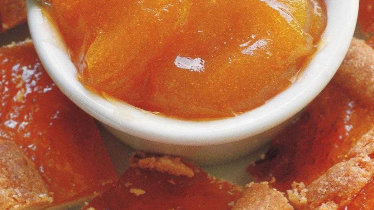 Caise în rețete delicioase: Amaretti, Fruktsoppa sau Gomboți
