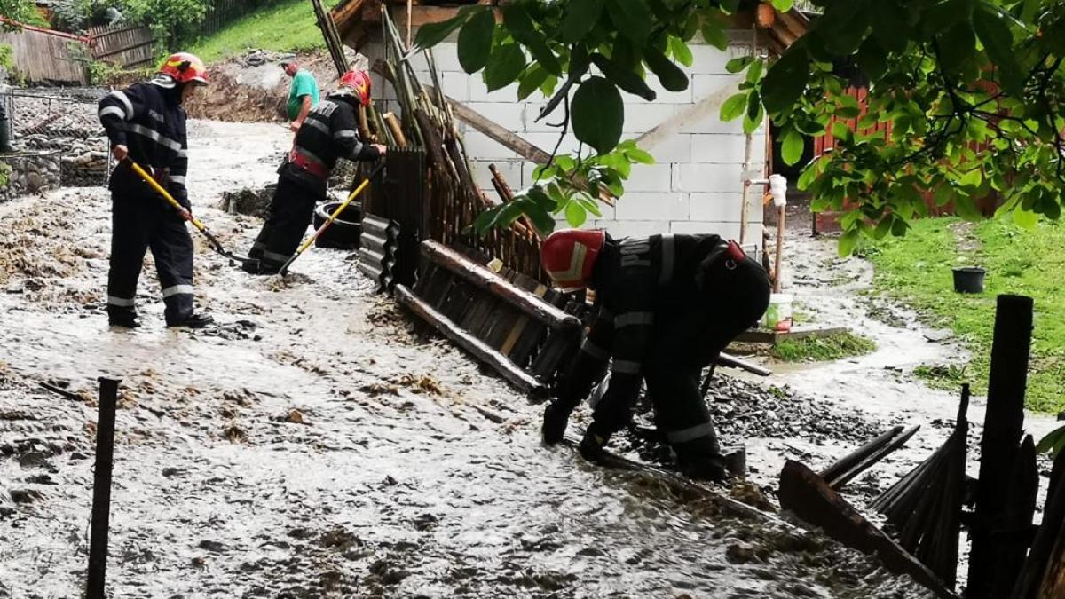 Prăpăd în România: 18 județe afectate de furtuni. Doi oameni, surprinși de prăbușirea unor copaci