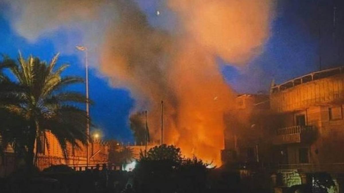 Ambasada Suediei din Bagdad, luată cu asalt și incendiată din cauza arderii Coranului