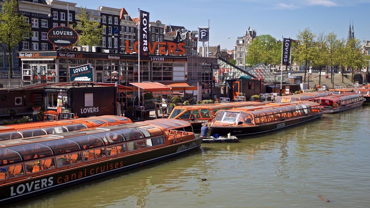 Amsterdam interzice accesul navelor de croazieră pentru a limita poluarea și numărul de vizitatori