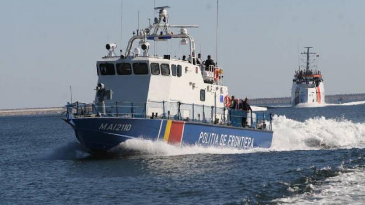 Un bărbat și o femeie însărcinată, salvați dintr-o ambarcațiune care plutea pe Dunăre