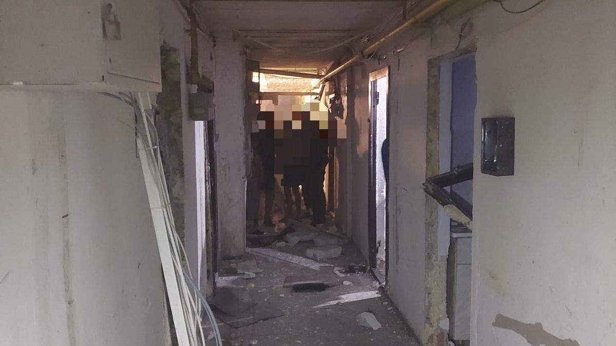 Explozie puternică într-un bloc de garsoniere din Zărnești. Mai multe persoane au ajuns la spital