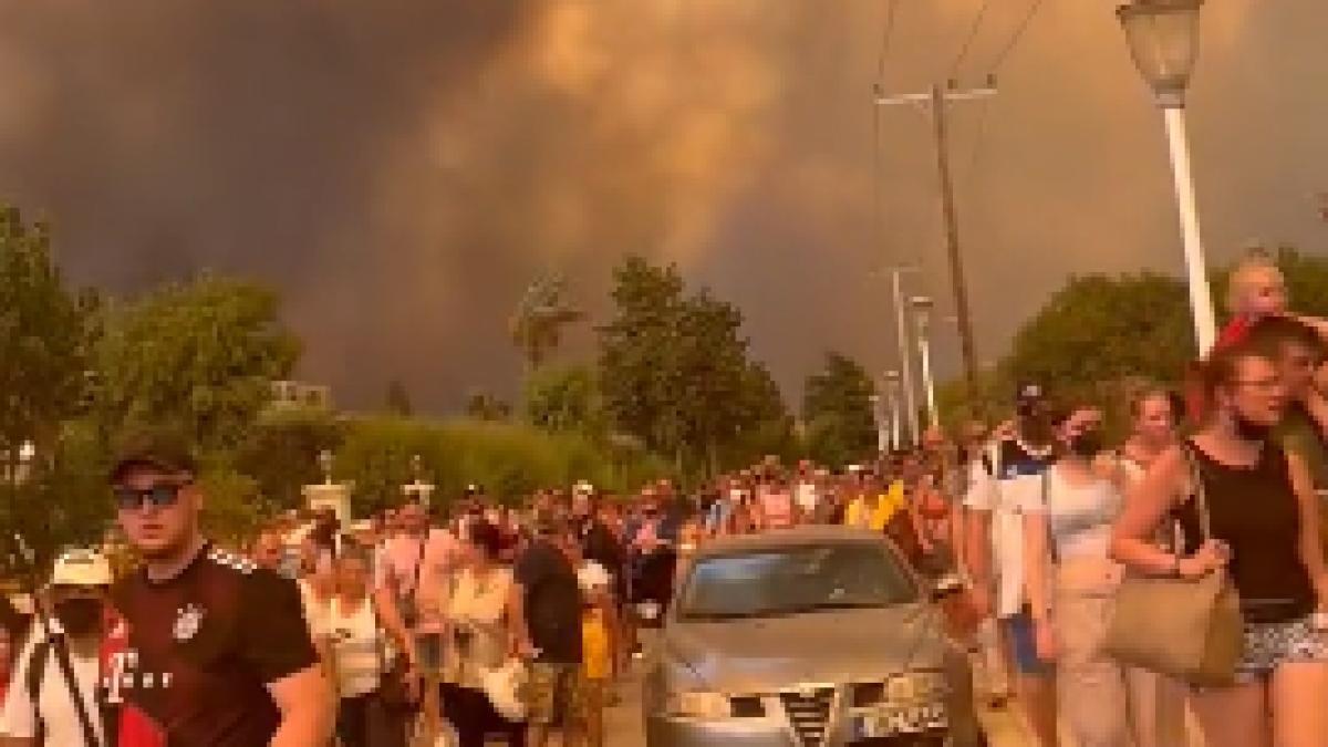 Incendiu violent în insula Rodos. Peste 2000 de localnici și turiști au fost evacuați
