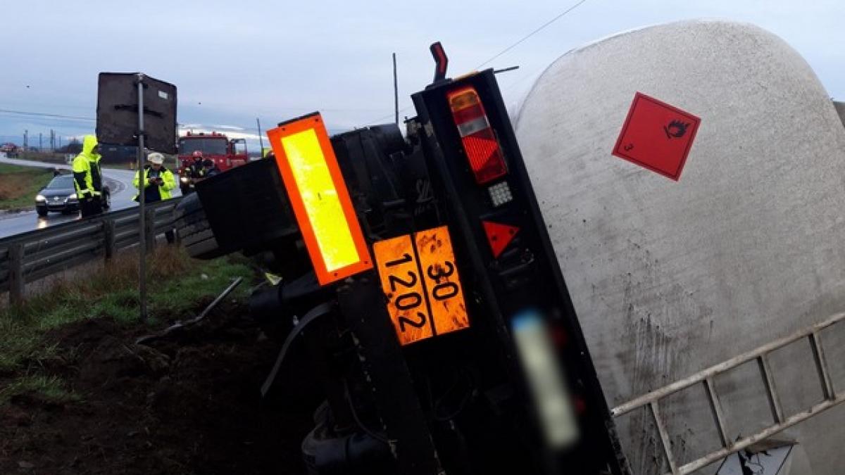 Pericol pe autostrada București-Ploiești.O cisternă încărcată cu GPL s-a răsturnat la Voluntari