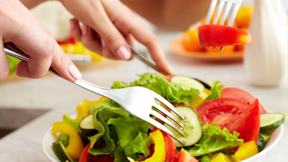 5 categorii de alimente care trebuie evitate în zilele caniculare