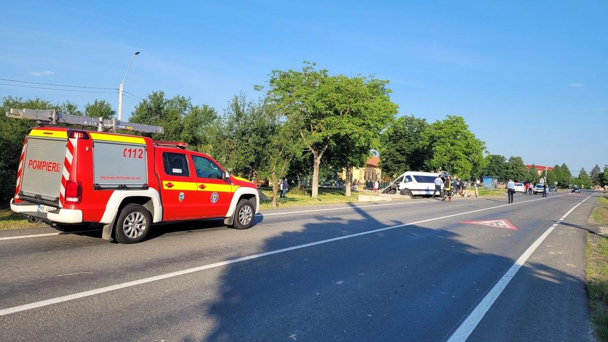 Accident între o mașină și un microbuz, soldat cu 7 răniți