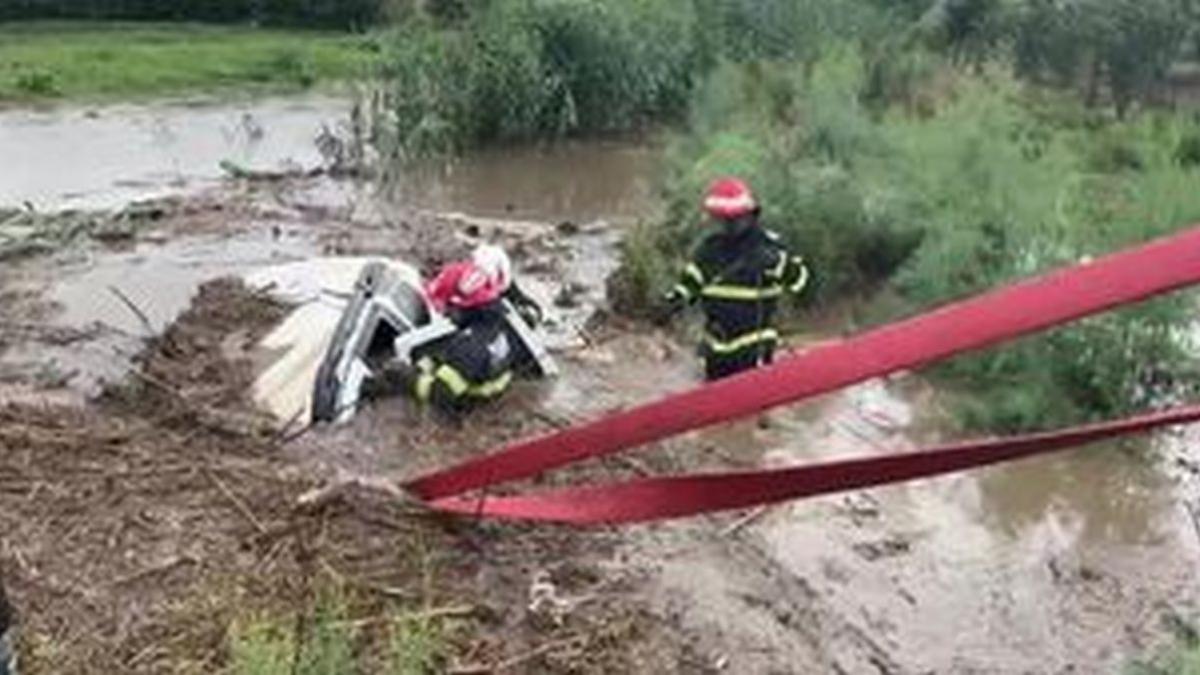 Viitură puternică în Tulcea. Mai multe maşini au fost luate de apă