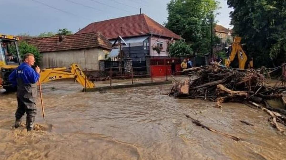 Viitură în Tulcea. Traficul pe un drum național, blocat