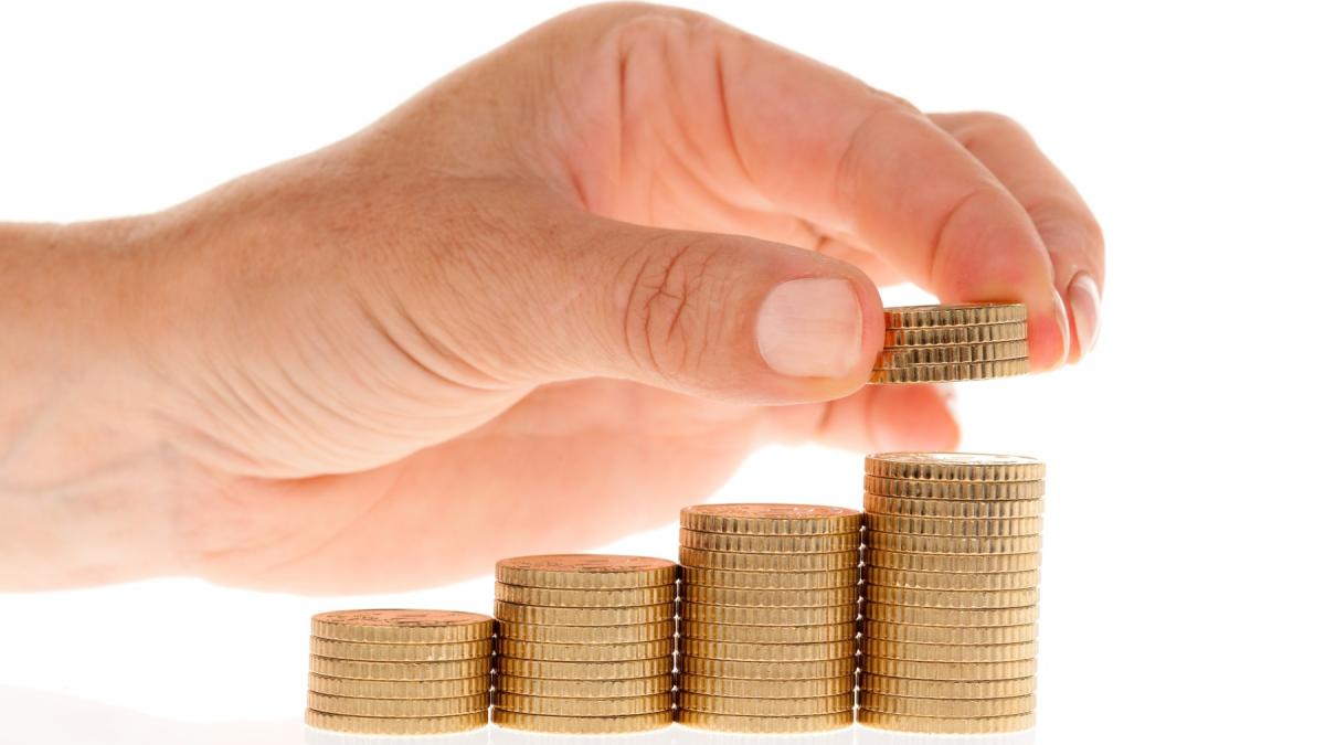 Noi măsuri de la 1 august 2023. Ieftiniri la alimente și salarii mai mari. Scumpiri pe litoral. Nicușor Dan pune biciul pe șoferi