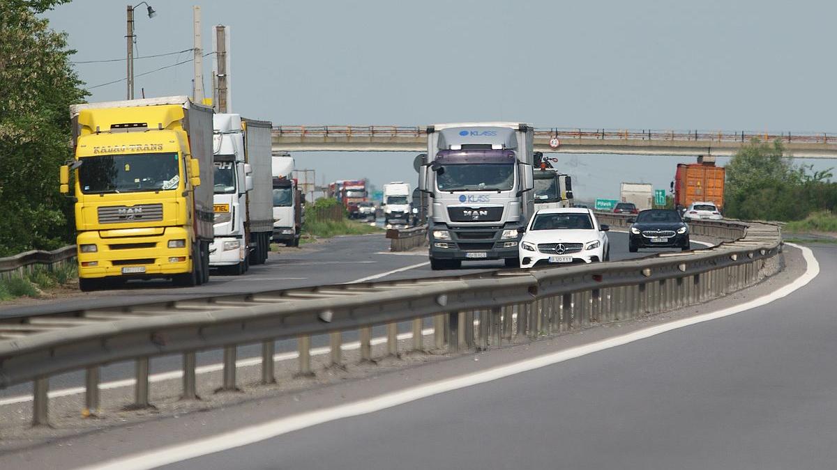 Restricții de circulație pentru mașinile de peste 7,5 tone, vineri, în 12 județe, din cauza caniculei 