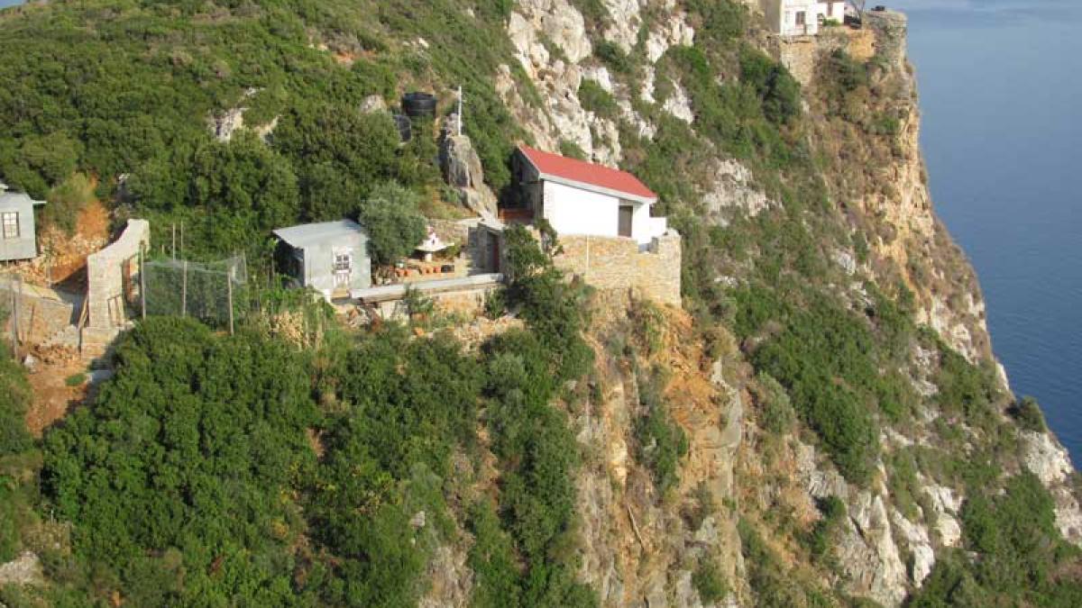 Un român a fost împușcat pe muntele Athos de un preot, tot român