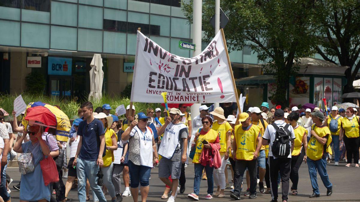 Profesorii au primit jumătate din cât s-au înțeles cu Ciucă