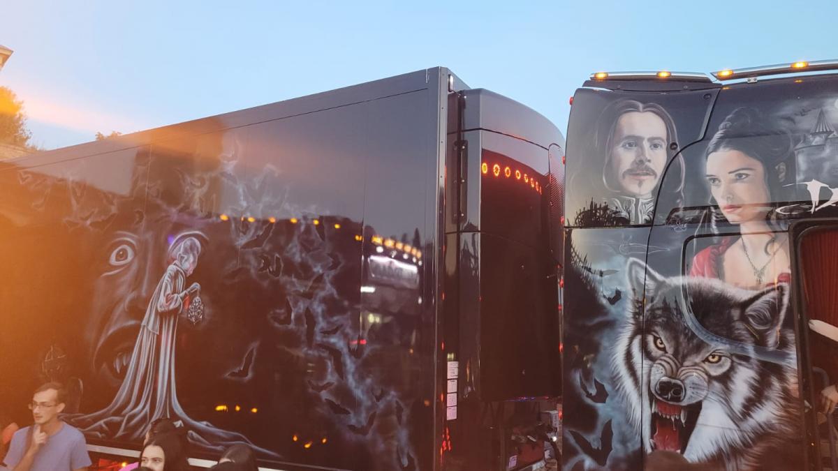 Sute de camioane tunate fac spectacol la Alba Iulia, la Festivalul pasionaților de camioane 