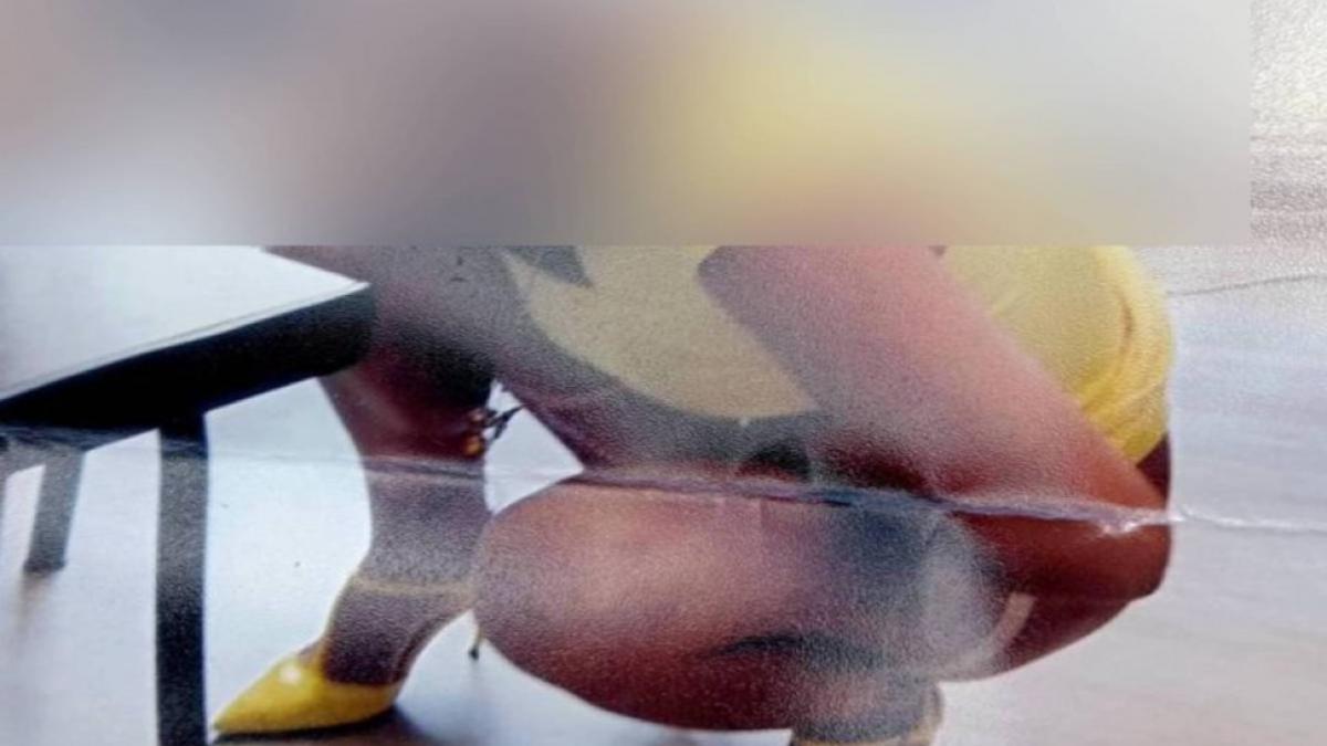 O angajată a primăriei Târgu Mureș, fotografiată în timp ce urinează într-o sticlă de plastic