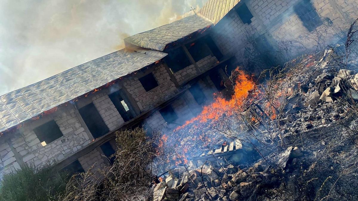 Incendiu puternic la Mănăstirea Delta Neajlovului. Acoperișul chiliilor s-a făcut scrum
