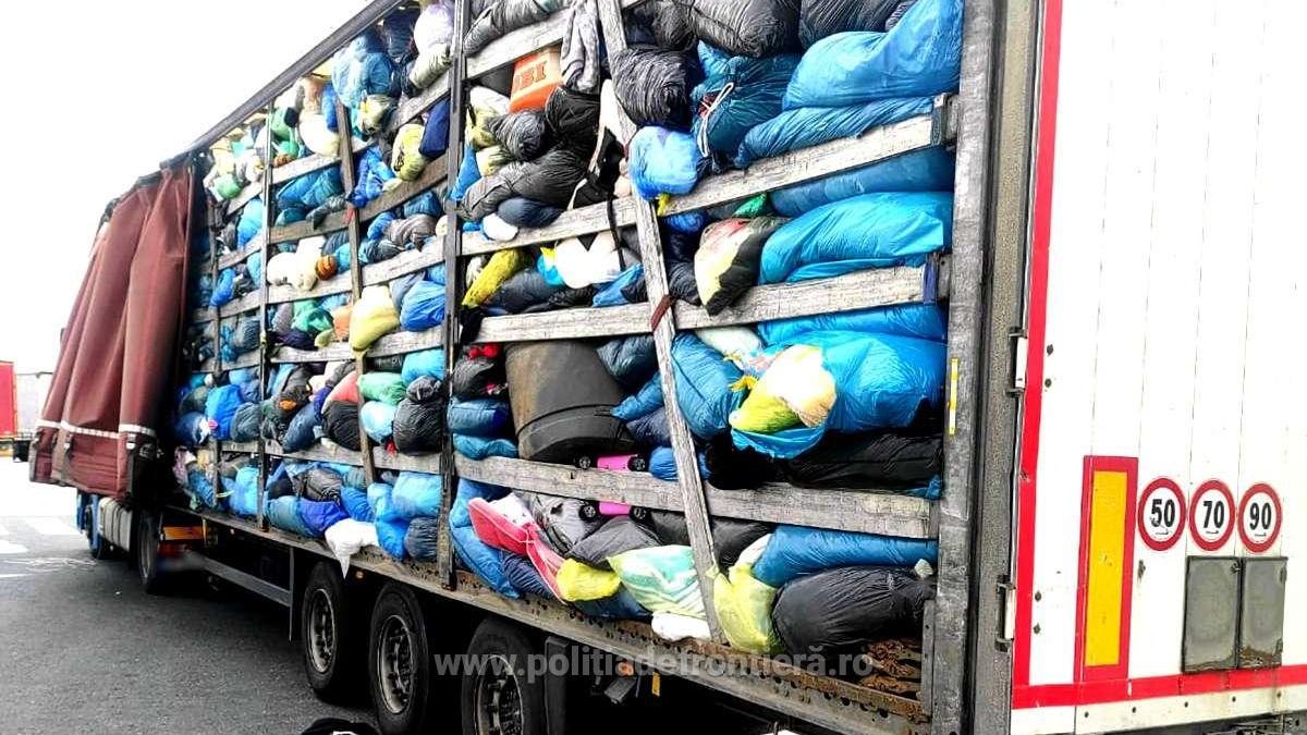 Bunuri contrafăcute în valoare de peste 2.200.000 lei, ascunse în două TIR-uri