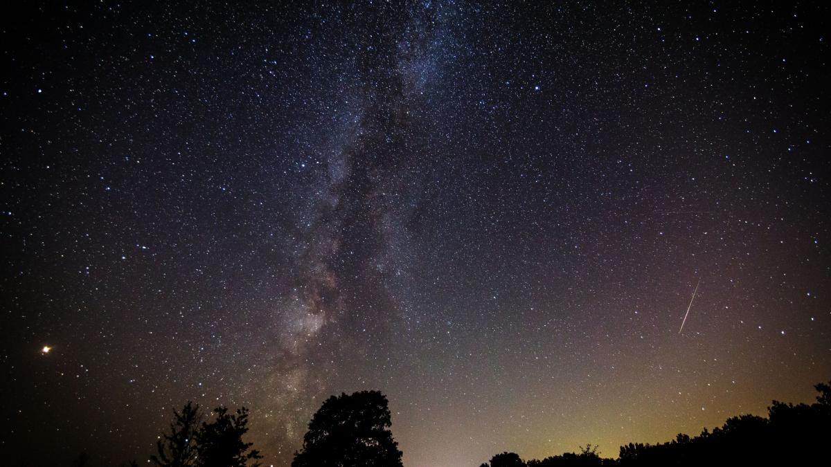 Perseide 2023. Sfaturile astronomilor pentru cei care vor să vadă ploaia de meteoriți