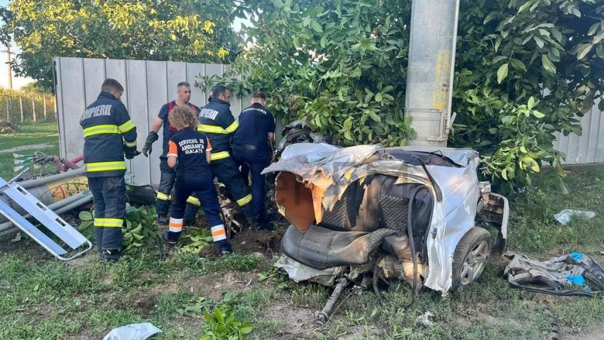 Tragedie pe un drum comunal din județul Galați. Doi morți după ce un bărbat fără permis a intrat cu mașina într-un stâlp