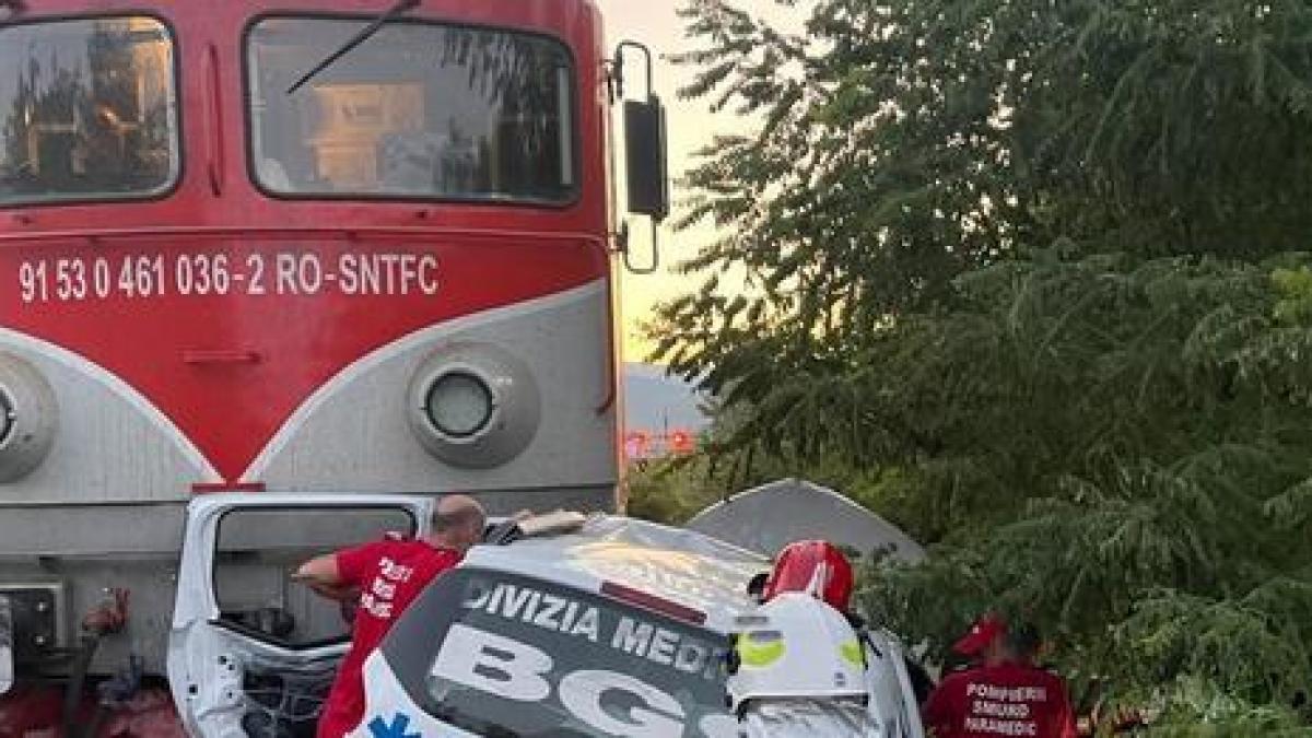 Ambulanță spulberată de tren în Gorj. Șoferul a decedat