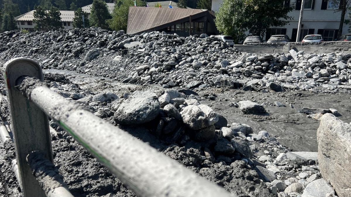 Oraș italian, acoperit complet de noroi gros, după o alunecare de teren
