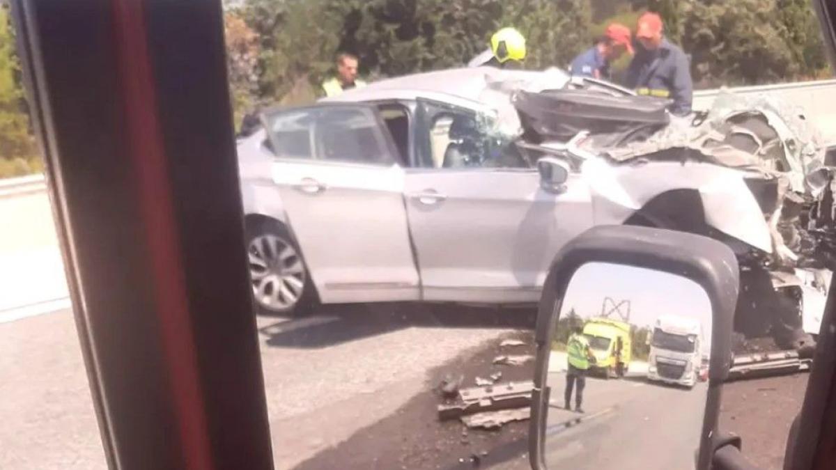 Τραγωδία στην Ελλάδα.  Το αυτοκίνητο που μετέφερε οικογένεια Ρουμάνων συγκρούστηκε σφοδρά με φορτηγό.  Οι γονείς πέθαναν ακαριαία και τα δύο παιδιά, 7 και 10 ετών, τραυματίστηκαν σοβαρά.