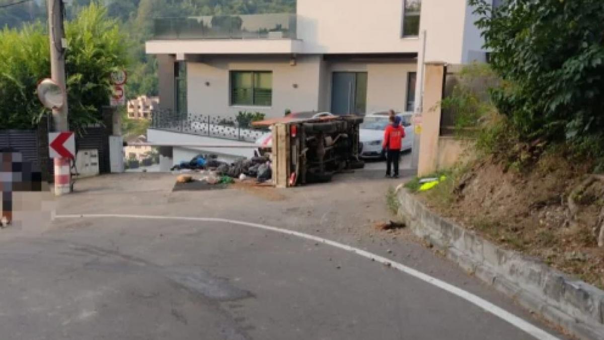 O mașină de gunoi s-a răsturnat în Brașov și a lovit două mașini parcate