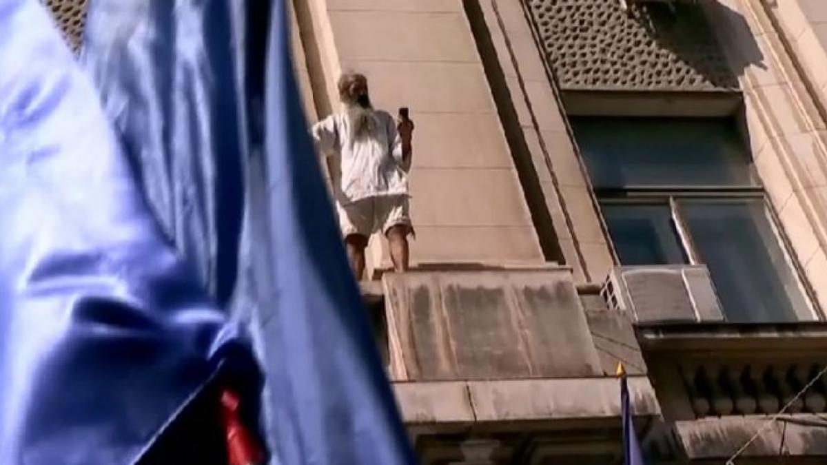 Protest AUR împotriva „vaccinării obligatorii”: Stegarul dac s-a urcat la balconul Ministerului Sănătății