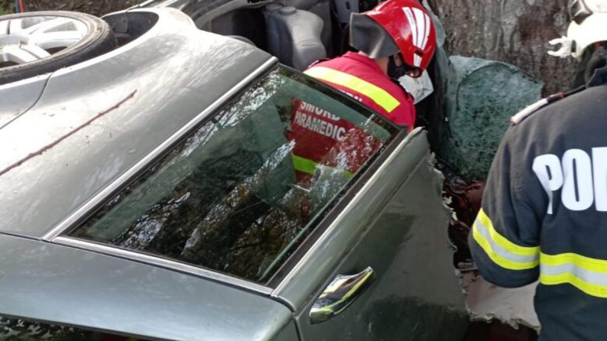 Un tânăr fără permis, cetățean străin, a făcut prăpăd în Mediaș, după ce s-a răsturnat cu mașina