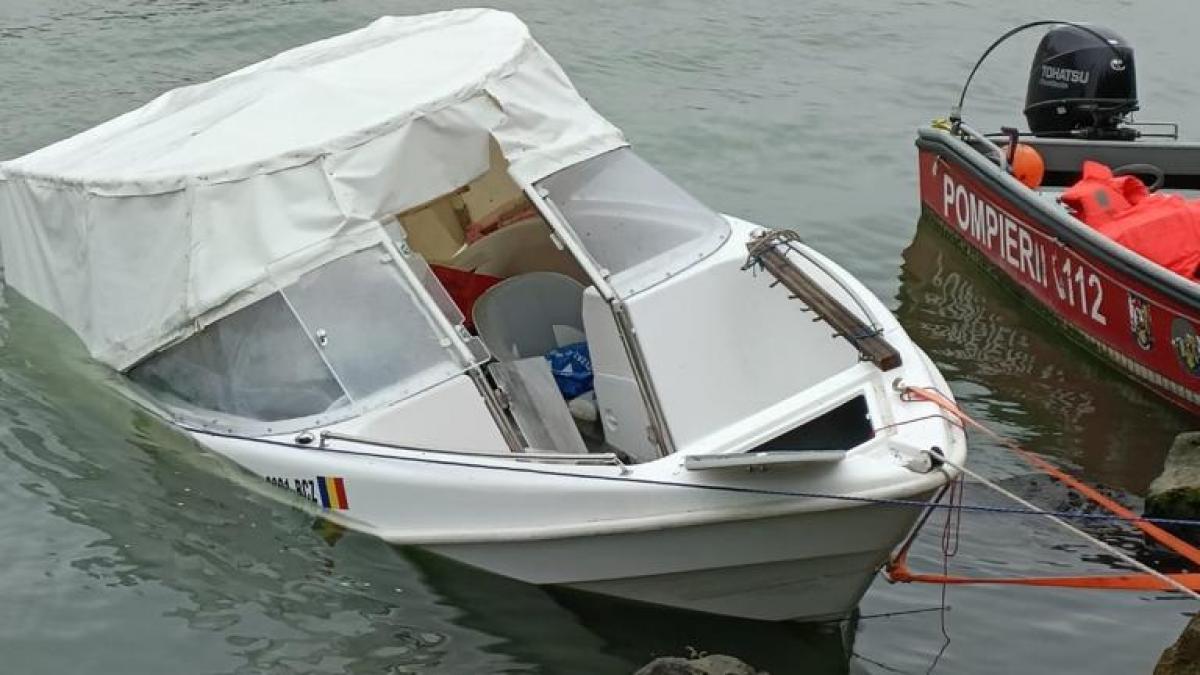 Ambarcațiune cu trei persoane, între care un copil, scufundată pe un lac din Cluj