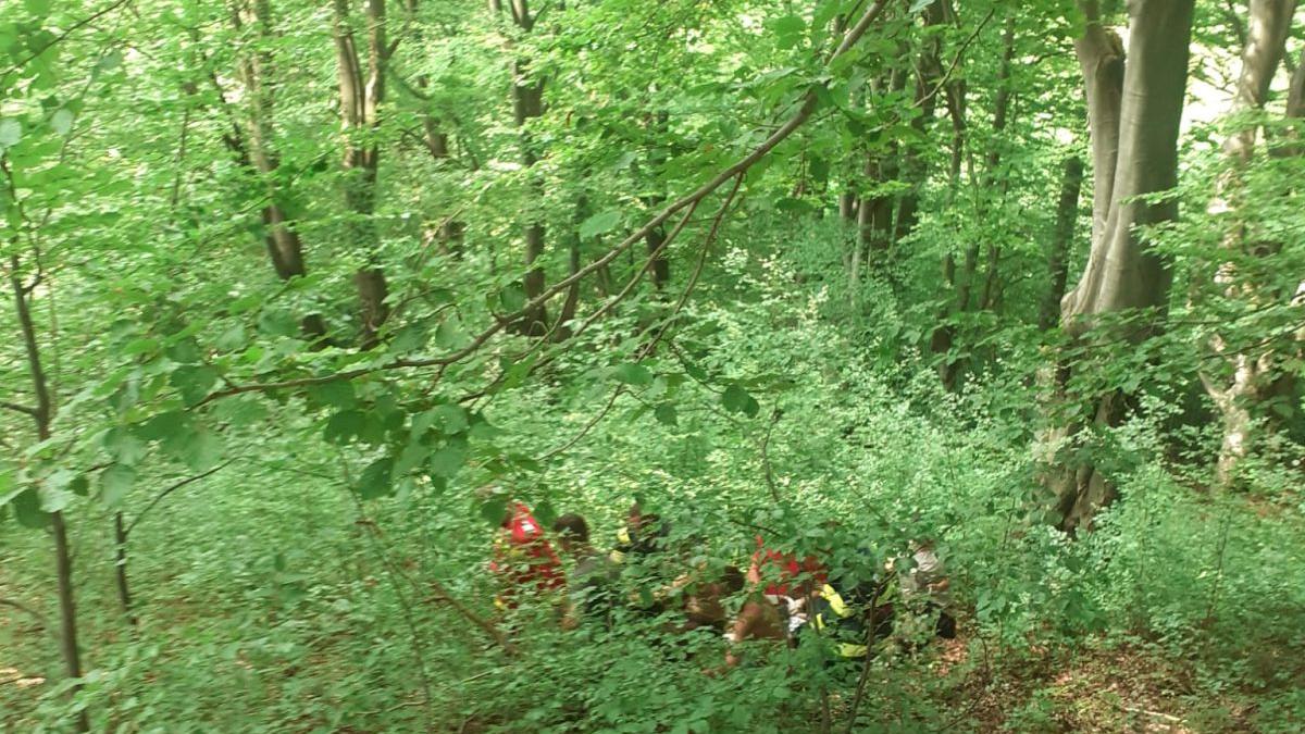 Un autoturism de teren a căzut într-o râpă foarte adâncă