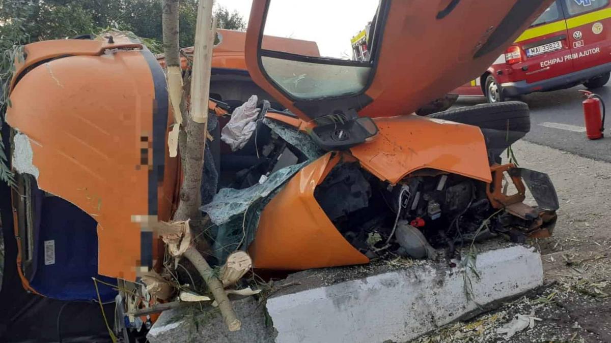 Accident groaznic în Teleorman. O autoutilitară a lovit un cap de pod, iar o persoană a murit
