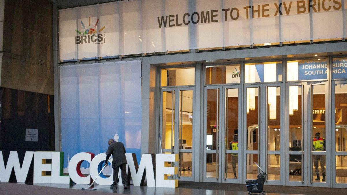 Criticii Occidentului fac coadă la ușa BRICS. Putin se teme să meargă însă la summitul din Africa de Sud