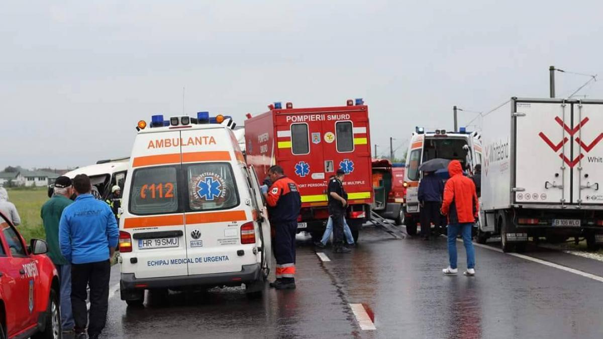 Șapte persoane au ajuns la spital, după ce un autoturism s-a lovit de un TIR