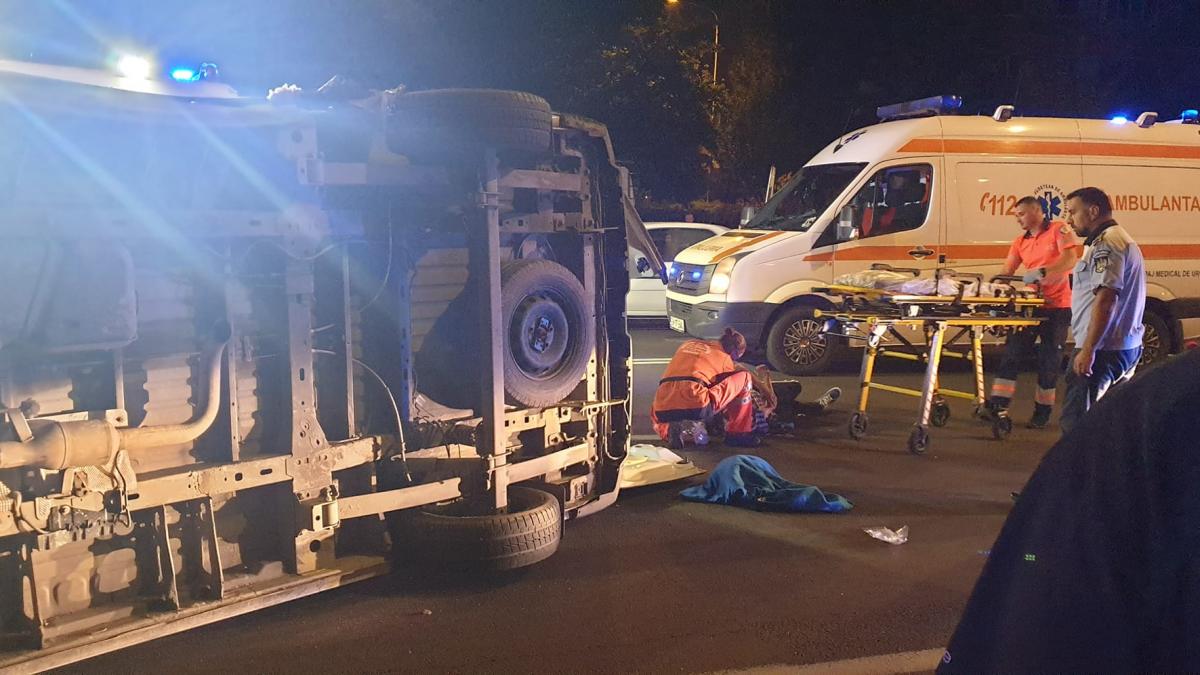 O ambulanță s-a răsturnat la Brașov, după impactul cu un autoturism. Șoferul, asistenta și pacienta au ajuns la spital