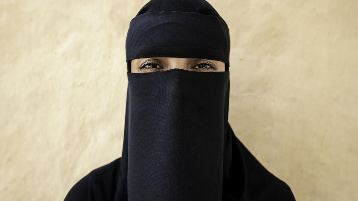 Franța interzice îmbrăcămintea musulmană abaya în școlile de stat