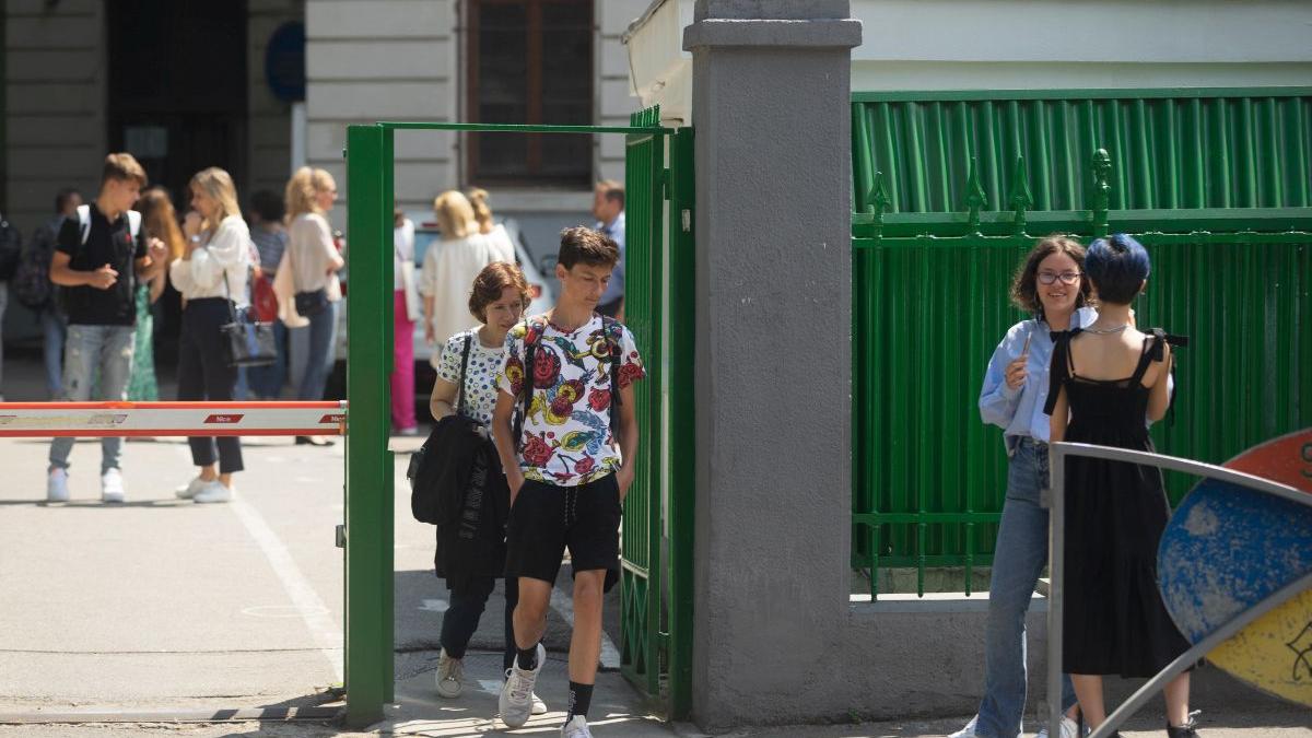 Elevii acuză ministrul Educației că le taie gratuitatea la transportul cu tramvaiul